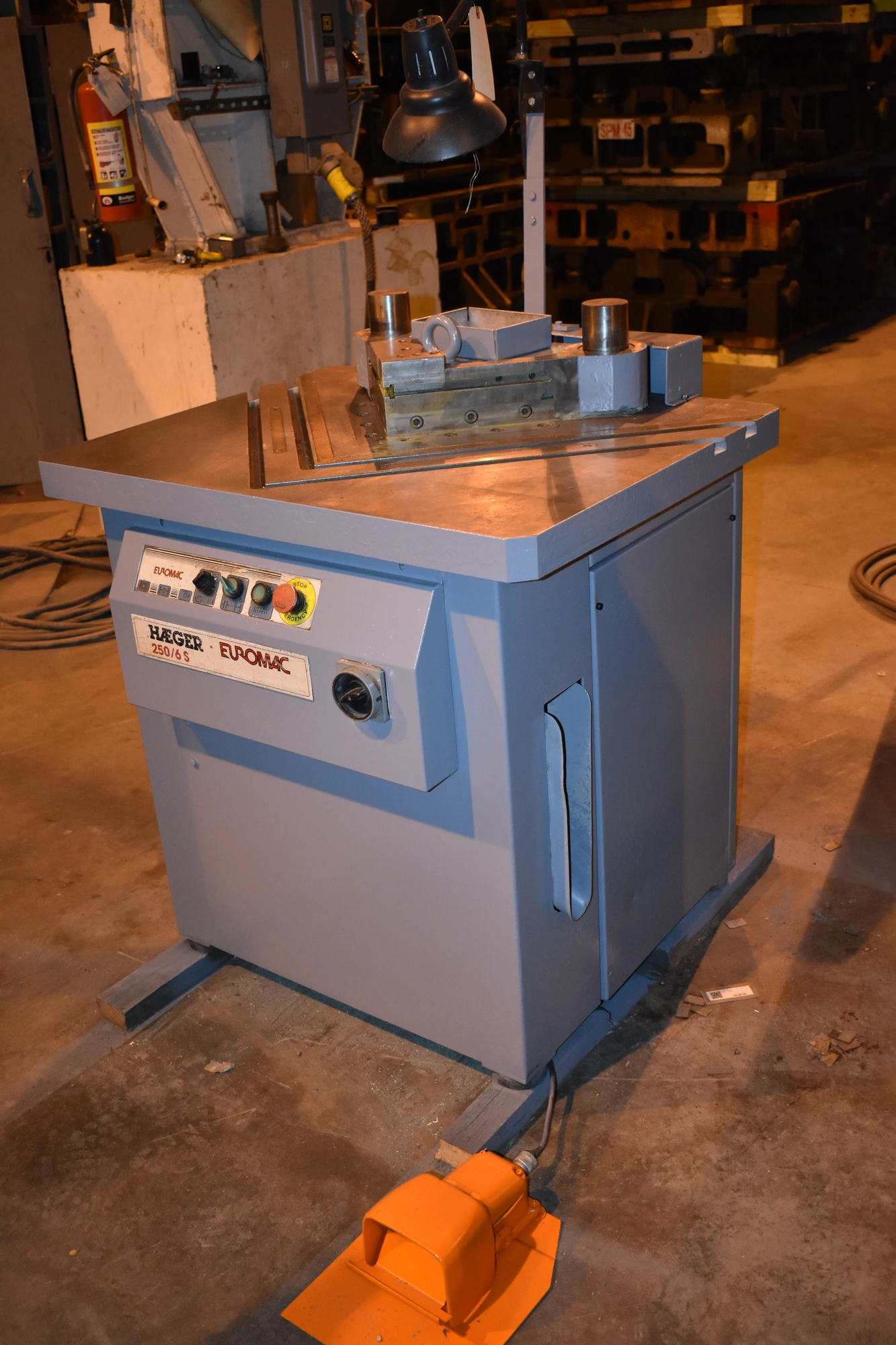 10" x 10" x 1/4" EUROMAC HAEGER "250/6S" HYDRAULIC CORNER NOTCHER w/AUTO HOLDDOWN - FOOT PEDAL