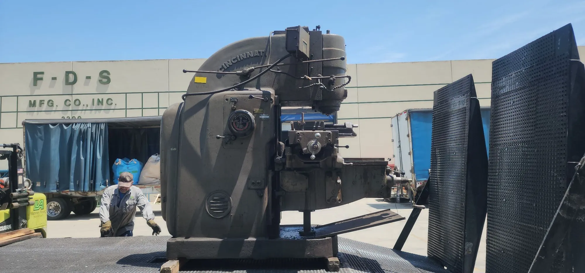 USED CINCINNATI MILLING MACHINE CO #3