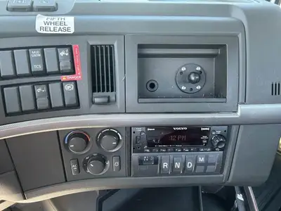 USED 2022 VOLVO VNR42T300