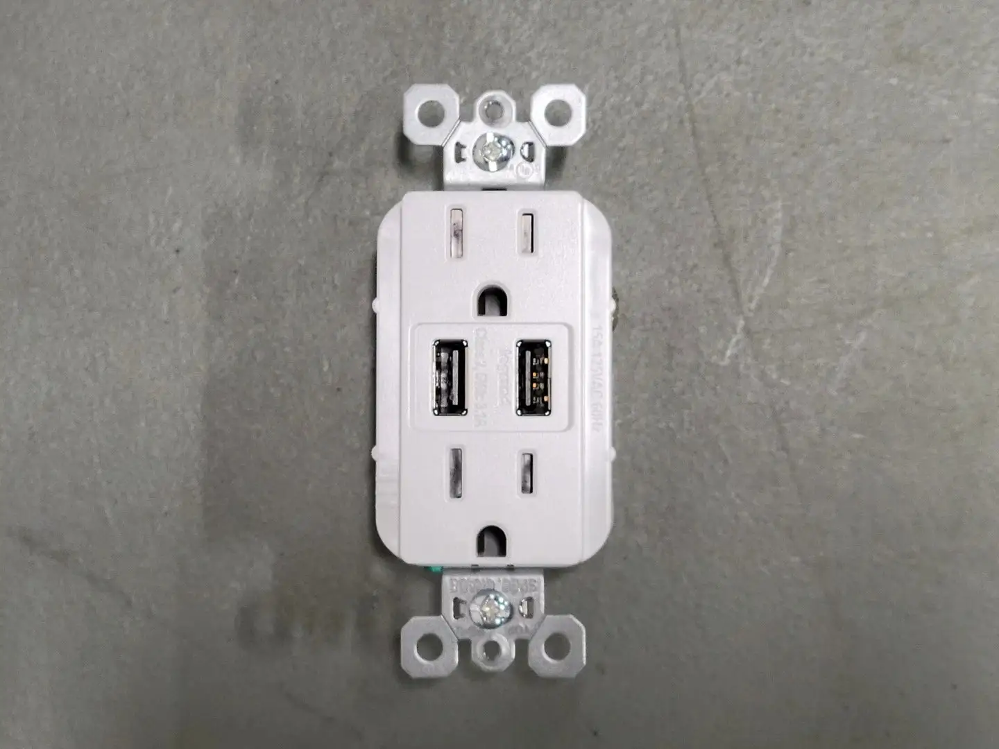 NEW LEGRAND TR5262USB-W