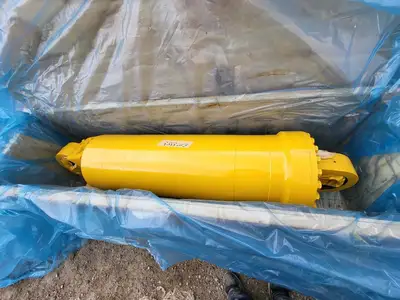 NEW KOMATSU EM8353