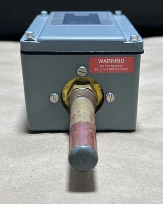 NEW Allen-Bradley 837-V2J