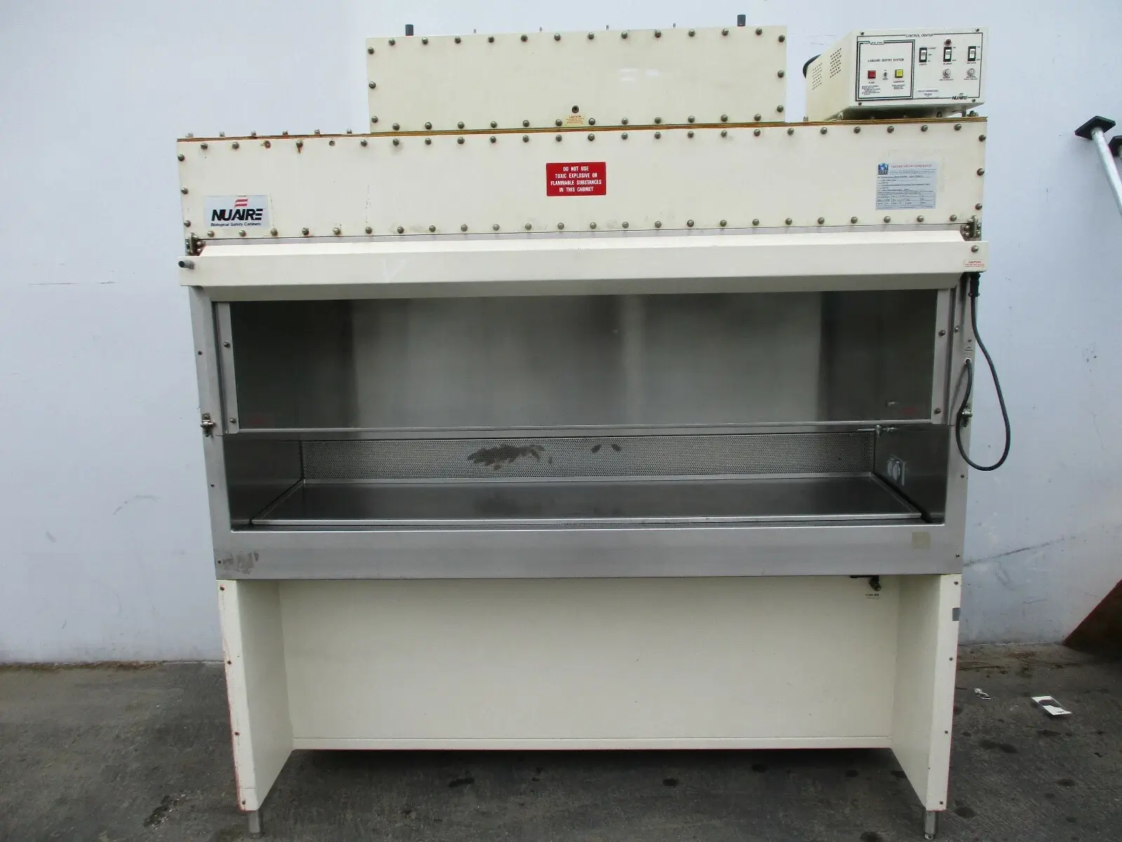 Biological Safety Cabinet, Nuaire Labgard Laminar flow biological safety cabinet class II type, 6 foot