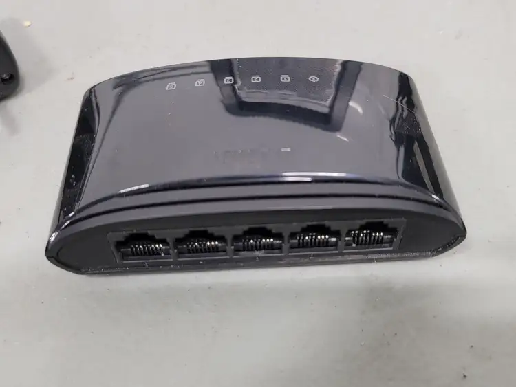 Used D-LINK DES-1005E Office Equipment British Columbia CA | Lenmark #267636