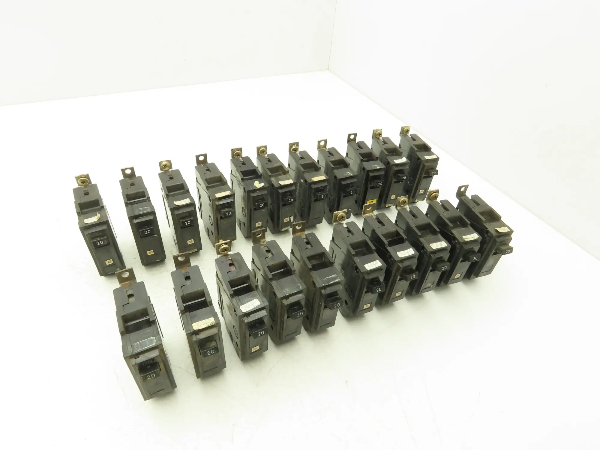 General Electric THQB1120 Circuit Breaker 1-Pole 20A Bolt-In 120/240V Lot of 21