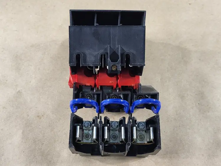 Used SQUARE D D-400555-00 CAV-1 Switchgears British Columbia CA | Lenmark #240785