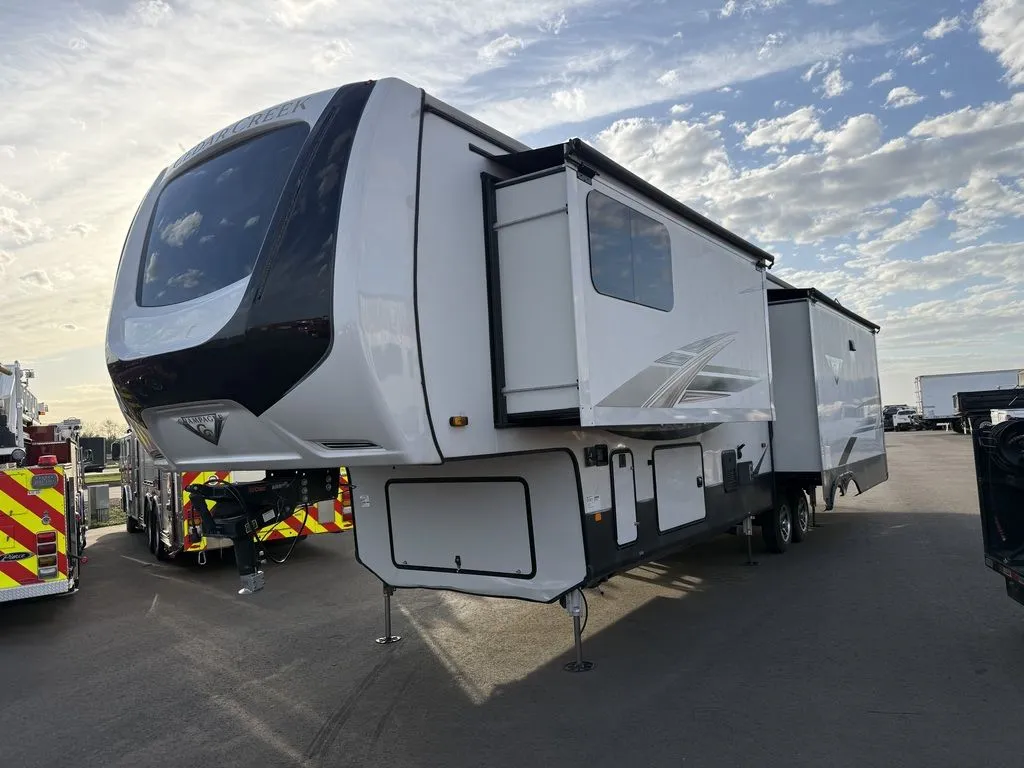 Used 2022 FOREST RIVER CEDAR CREEK CHAMPAGNE EDITION 38EBS Campers, Caravans, Motorhomes Minnesota US | Carco Truck & Equipment #1514047