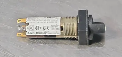 Allen-Bradley 800A-H2BW Ser B Maintained Selector Switch loc4D6