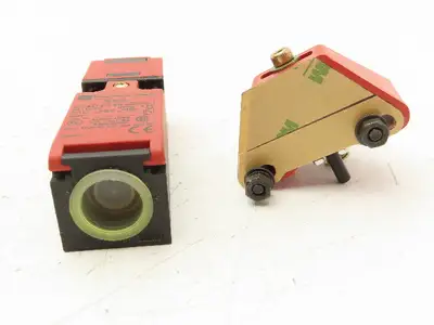 Telemecanique XCS-PA591 Interlock Safety Switch w/Key 240V