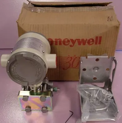 Used HONEYWELL STG944-E1A-00000-1C Pressure Transmitters Texas US | Bamko Surplus Process Equipment #930566