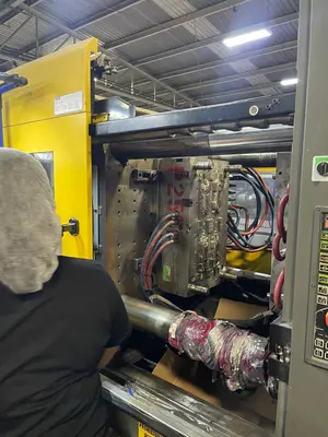 2015 MILACRON FANUC ROBOSHOT S2000I-275B-416G Injection Molding Horizontal/Vertical | Machinery Network (12)