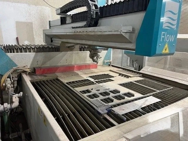 Used 2019 FLOW Mach 200 1313 Pivot Waterjet Cutters Arizona US | SNL Machine Trader LLC #1140455