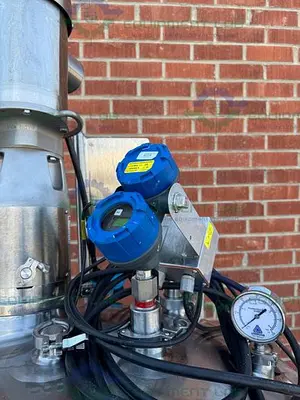USED DCI 500 LITER STAINLESS STEEL JACKETED REACTOR 45 PSI W/ 0.5 HP MIXER