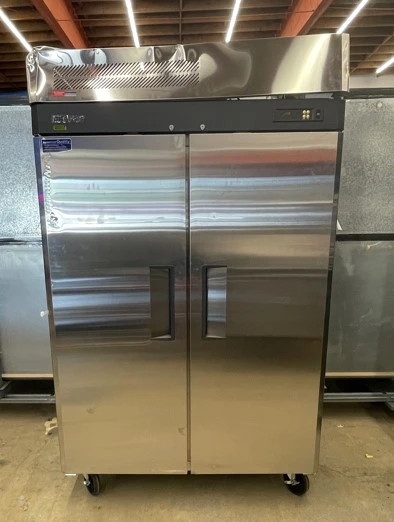 130-0138 Turbo Air M3F47-2-N 52” 2 Door Self Contained Reach In Freezer