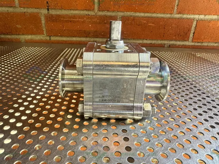 Used A&N CORPORATION STAINLESS STEEL BALL VALVE W/ KF40 VACUUM FITTING Valves/Fittings California US | Equipment Lab #1340311