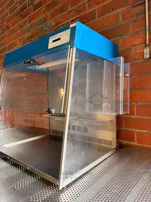 Used VWR 10783-132 PCR WORKSTATION NA VERSION 120V W/ UV LIGHT Fume Hoods California US | Equipment Lab #1482177