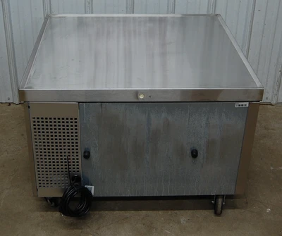 142-1123 True TRCB-36 3 Foot Refrigerated Equipment Stand