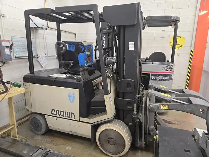 Used CROWN ELECTRIC CLAMP FORKLIFT WITH CASCADE CLAMP 4-Wheel Sit down Electric Counterbalance Forklifts Nevada US | Dawson Machinery #445573