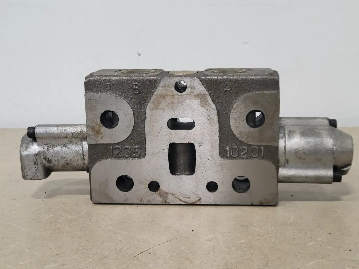 Hydraulic Valve 1235-10201