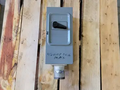 40 Amp, 3 Pole, 600 volts, Fusible Disconnect Switch w/ 60 Amp Receptacle