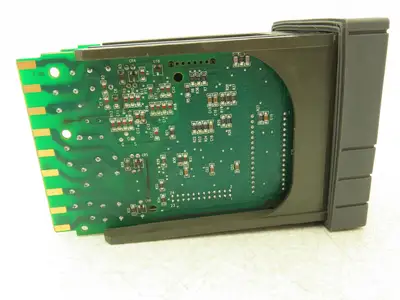 Honeywell UDC3300  Digital Temperature Controller DC330B-E0-000-20-000000-00-0