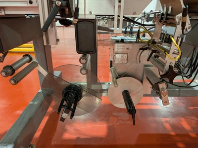 Universal Top and Bottom Label Applicator with Top-and-Bottom Transport Conveyor