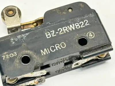 BZ-2RW822 | MicroSwitch  Limit Roller Switch 15A 125/250/480VAC 7203 - Used