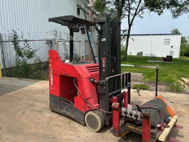 Used RAYMOND 425C35TT 3-Wheel Stand up Electric Counterbalance Forklifts Illinois US | Somerset Equipment Sales #1546211