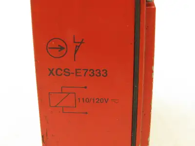 Telemecanique XCS-E7333 Interlock Safety Door Switch 120/240VAC W/Straight Latch