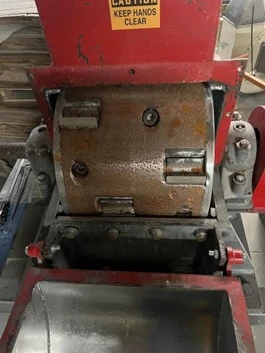 USED HOG  GRINDER 100 HP  15" X 18" OPENING