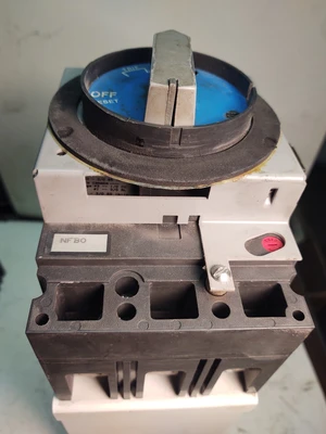 Mitsubishi MJII Molding Machine 100 Amp On Off Switch GE TED134100WL With Stand