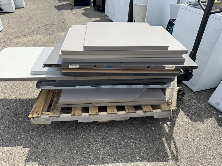 Used LOT OF DESK TOPS _UNKNOWN_ Bulk Merchandise / Pallets Michigan US | Miedema Asset Management Group #1186830