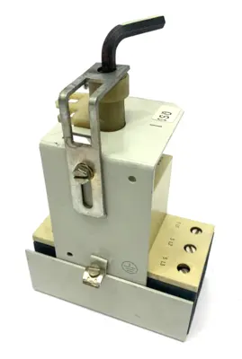 USED SIEMENS CIRCUIT BREAKER W/ MOUNTING BRACKET FLIP SWITCH