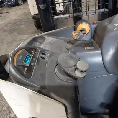 USED 2018 CROWN RR5725-45