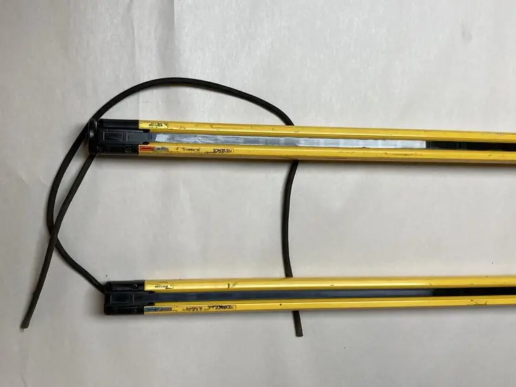 Used KEYENCE GL-R88H-R + GL-R88H-T Industrial Controls Ohio US | Surplus Asset Holdings #1519254