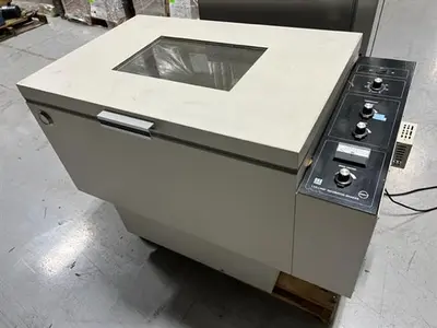 Lab-Line model 3525 Shaking Incubator