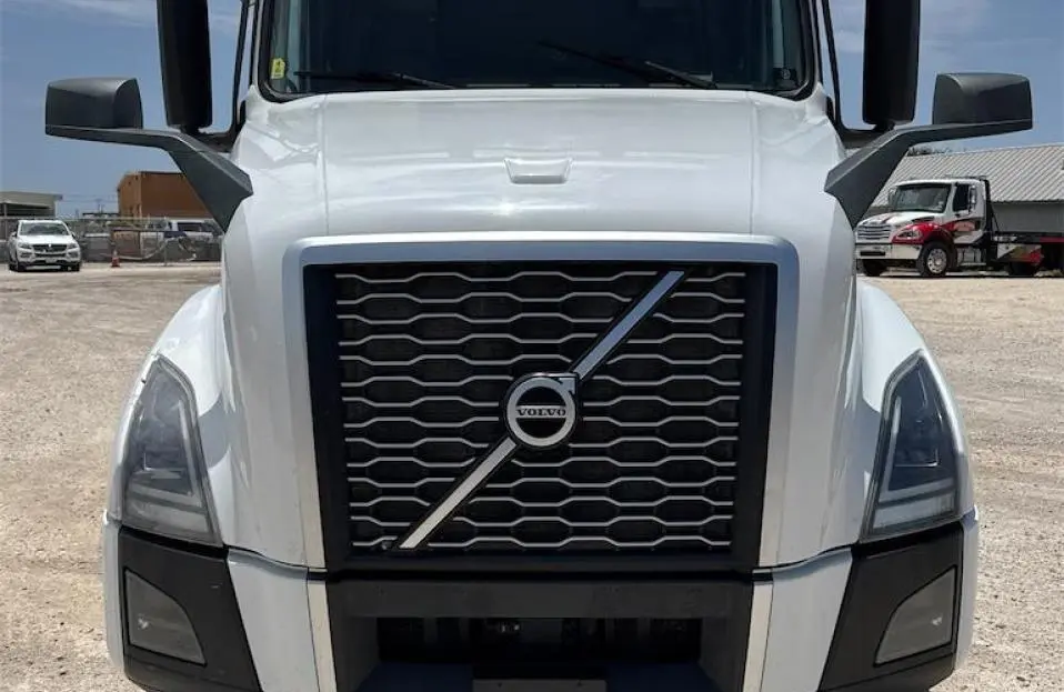 USED 2022 VOLVO VNL64T 760