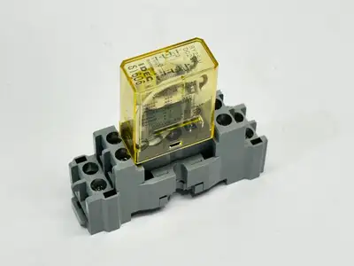 SY2S-05C,RY2S-U | IDEC SY2S-05C Relay Base w/ RY2S-U Relay 24VDC - Used