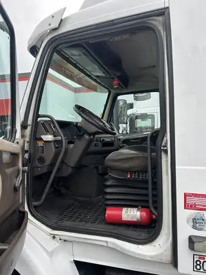 USED 2015 VOLVO VNM64T200