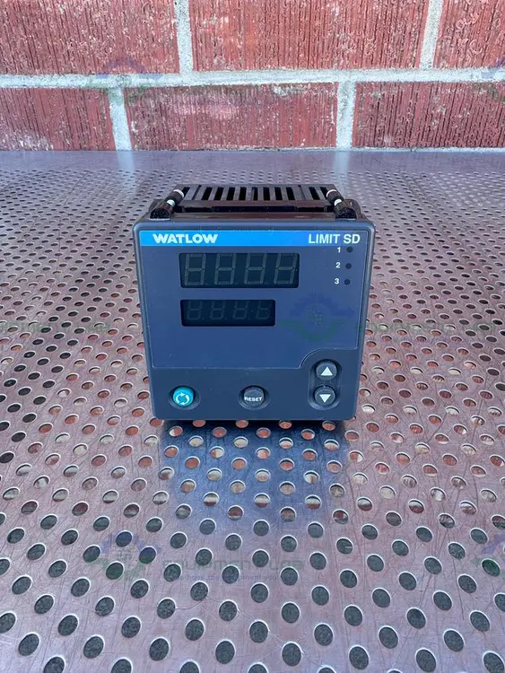 Used WATLOW SD4L-HJAE-AARG SD SERIES LIMIT DIGITAL CONTROLLER Temperature Controls | Equipment Lab #486761