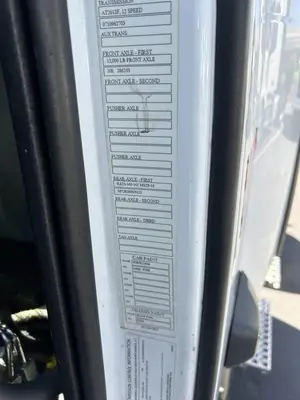 USED 2022 VOLVO VNR42T300