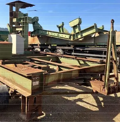 - Mobile screening plant (screen, conveyor belt, vibrating chute) with trailer