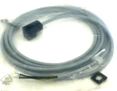 NEW SMC KMEB-1-24-2.5-LED PLUG SOCKET WITH ABLE 151688 KMEB12425LED LOT OF 2