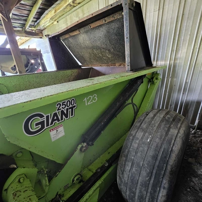 2010 SCHULTE 2500 GIANT Rock Picker | Iron Listing (60)