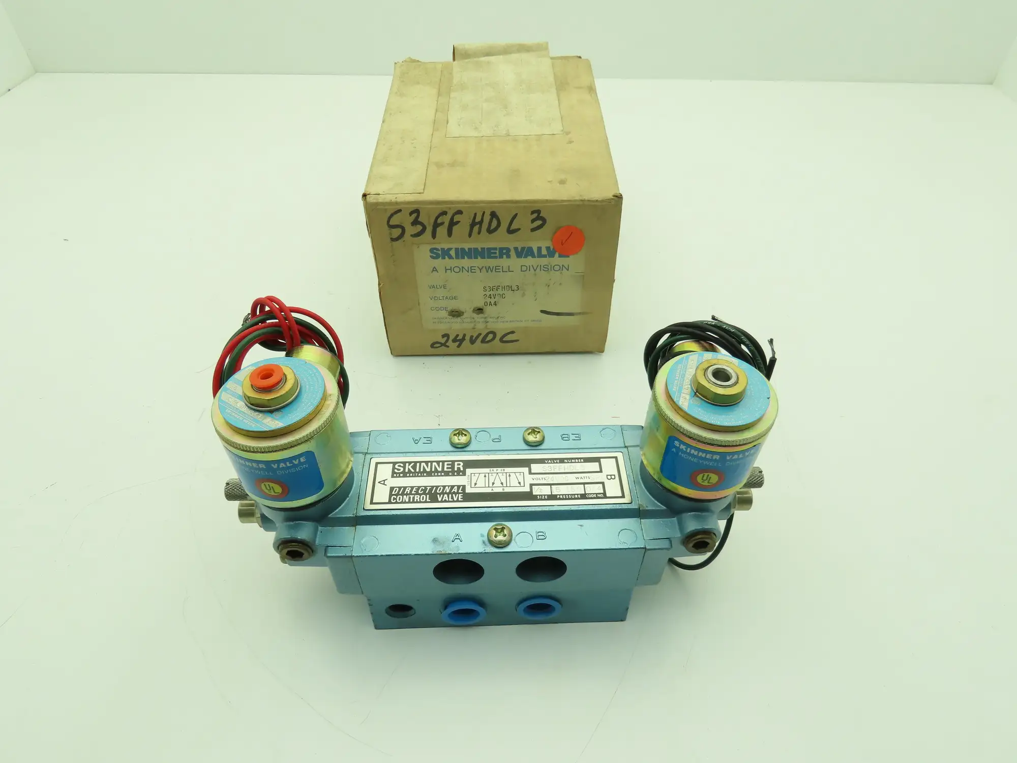 Skinner S3FFHDL3 Directional Control Valve 5-Way 3 Pos 24VDC 150PSI 3/8" NPT