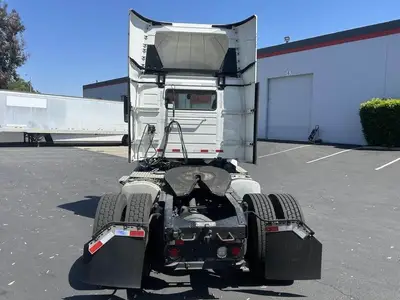 USED 2022 VOLVO VNR42T300