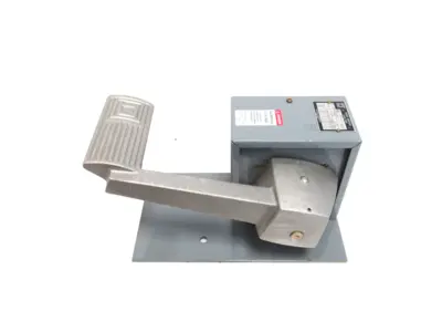 NEW SQUARE D 9002-AT-4 FOOT SWITCH 9002AT4