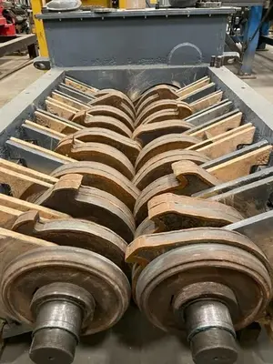 300 HP Mac Saturn Dual Shaft Shredder / New Conveyors