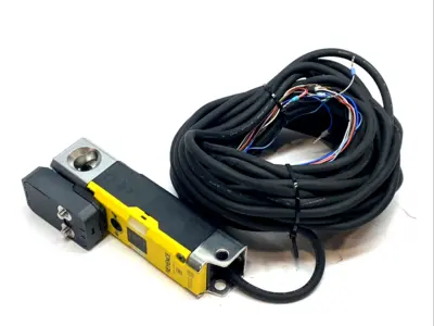 USED KEYENCE SAFETY INTERLOCK SWITCH POWER-TO-RELEASE NPN IP69K