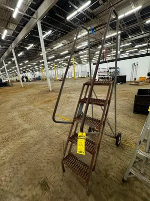 Used _UNKNOWN_ _UNKNOWN_ Ladders North Carolina US | Myron Bowling Auctioneers Inc #1543429